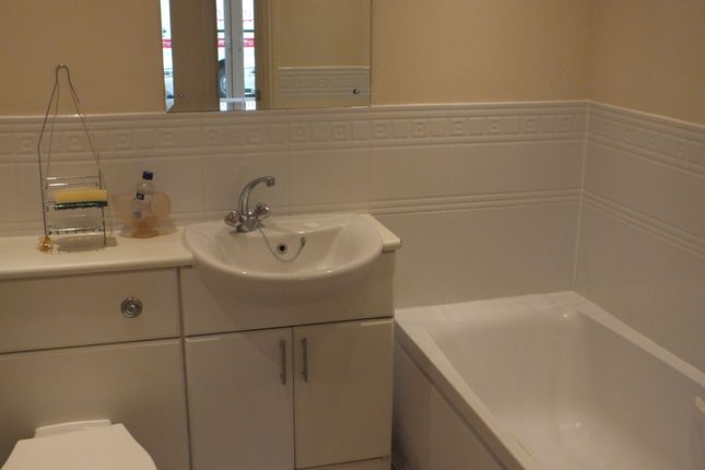 Flat to rent in Bronte Close, Slough
