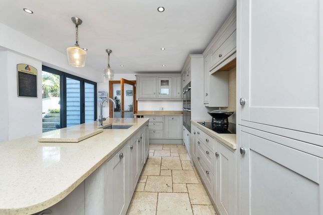 6 Valley Rise, Royston photo 4