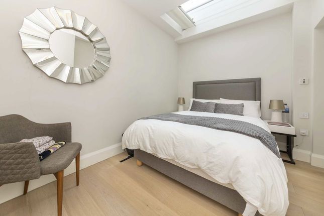 Flat 2, 41, Clanricarde Gardens, London photo 4