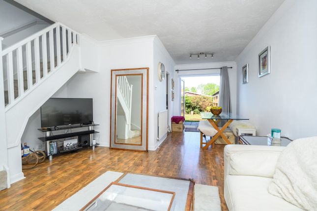 12, Armstrong Close, Walton-on-Thames photo 4