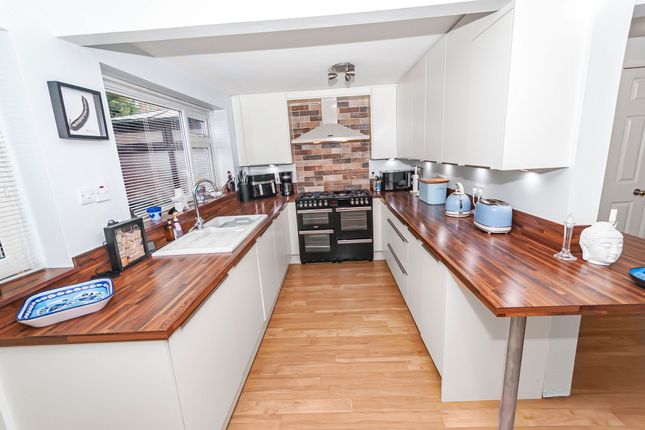 8 Earl Road, Bury photo 2