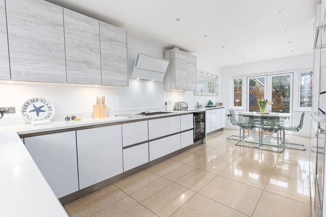 4 Beacon Rise, East Grinstead photo 4