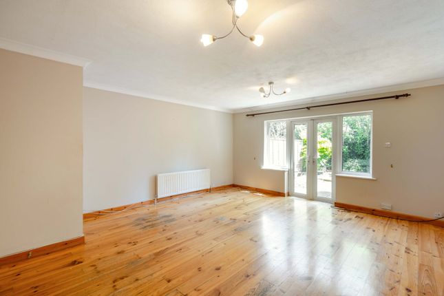 13, James Martin Close, Uxbridge photo 3