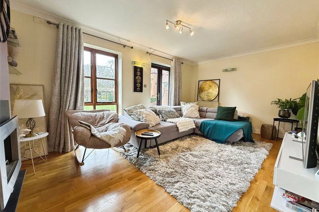 17, Heathlands Court, Berkshire photo 3