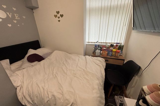 16, Warrington photo 2