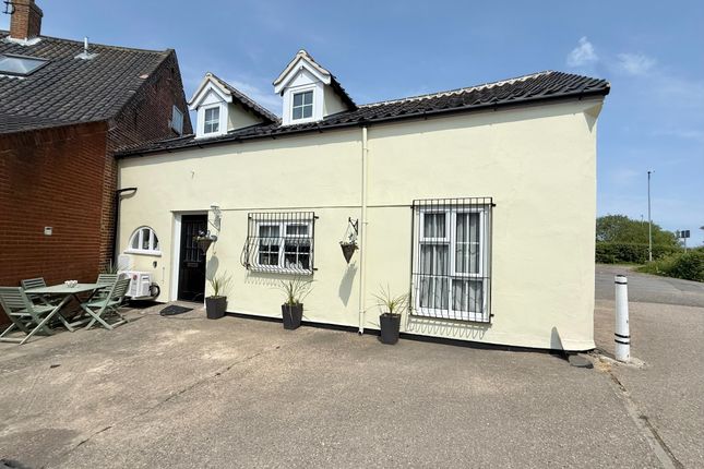 2-bed house on 12 Grange Cottages, Yarmouth Road, Great Yarmouth, £170,000