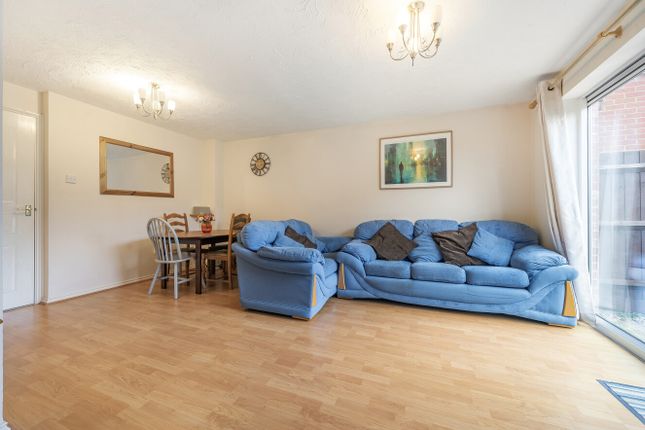 8, Miller Drive, Wokingham photo 2