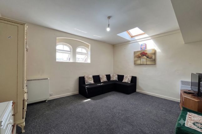 Flat 13, Waynes Court, Luton photo 2