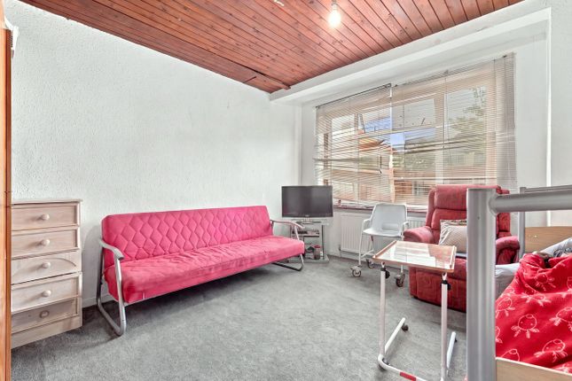 Westfield Drive, Harrow photo 2