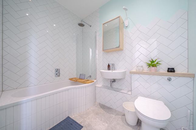 Flat 2, 59, Maple Road, London photo 4
