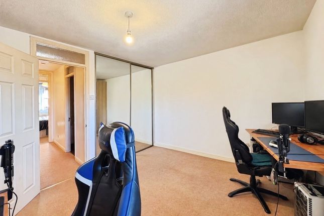 15, Coney Grange, Bracknell photo 4