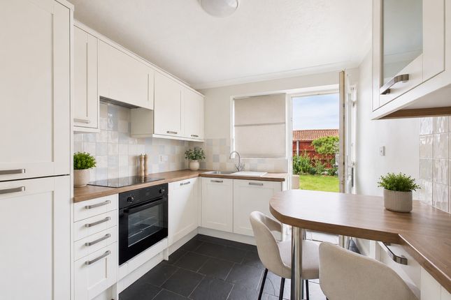 Flat 6a, Pine Close, Canvey Island photo 4