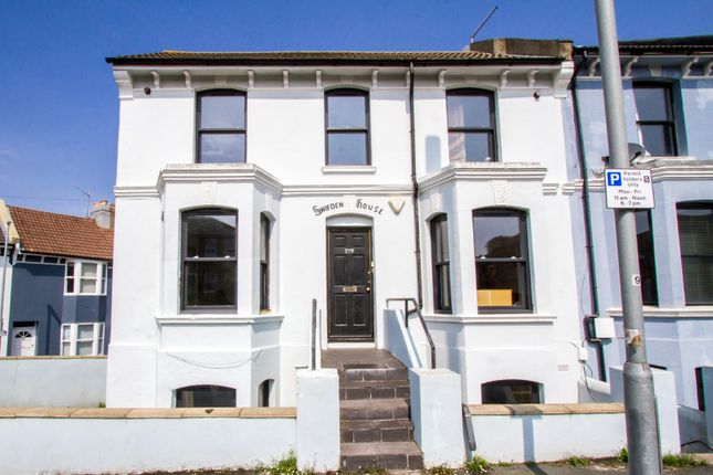 End terrace house to rent in Queens Park Road, Brighton BN2