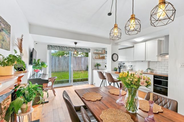 25 Nunroyd Road, Leeds photo 2
