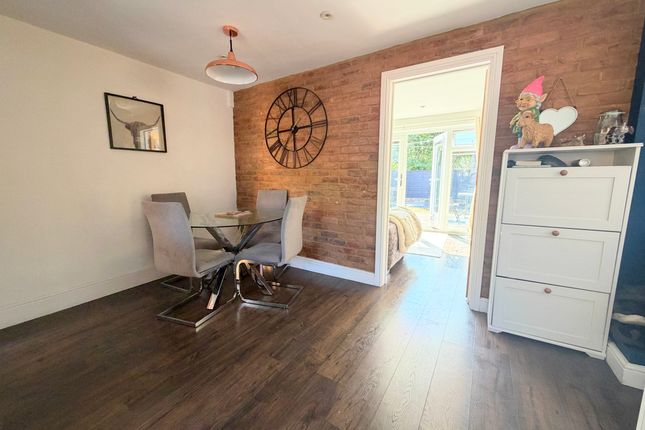 10 Whins Close, Camberley photo 4
