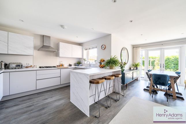 15 Turney Close, Liss photo 2
