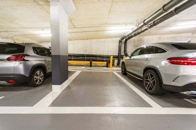 Parking/garage to rent in Saffron Square, Croydon