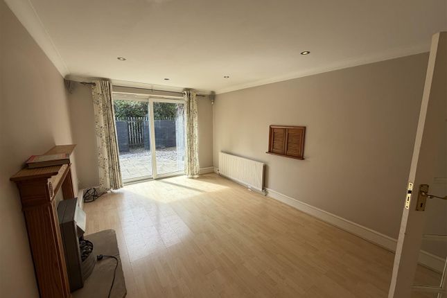 27, Robinhood Close, Slough photo 3