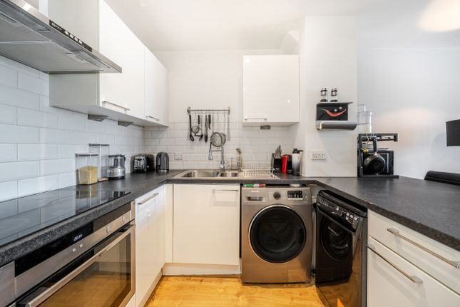 Flat 13, 32, Northbourne Road, London photo 2
