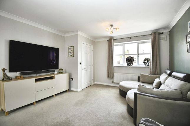 1, Astley Close, Hull photo 2