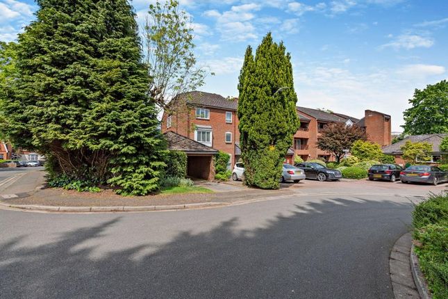 Flat to rent in Falcon Close, Northwood