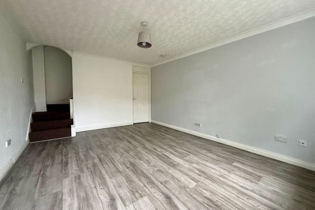 18, Weavers Rise, Dudley photo 4