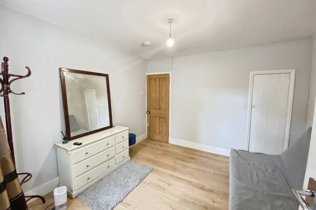 5, Rosebery Road, Hertfordshire photo 2