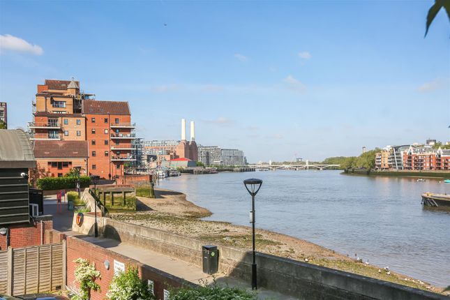 Flat for sale in Nine Elms Lane, London