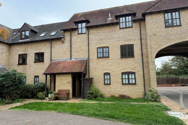 3-bed flat on 23 Lion Yard, High Street, Huntingdon, £100,000