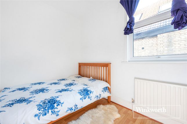 Flat for sale in St. Mary's Avenue, Finchley, London