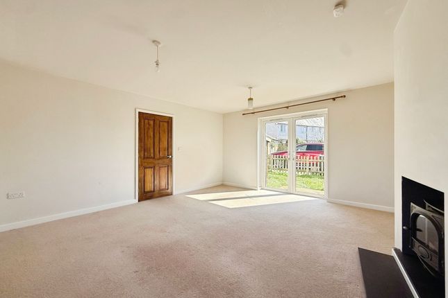 2 Royal Oak Close, Rye photo 3