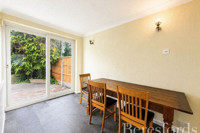 21, Highfield Crescent, Hornchurch photo 4