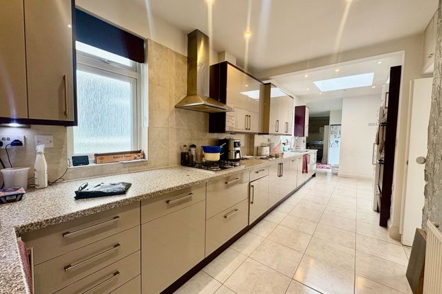 Brook Avenue, Edgware photo 3