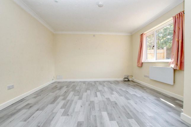 33, Bracklesham Close, Southampton photo 3
