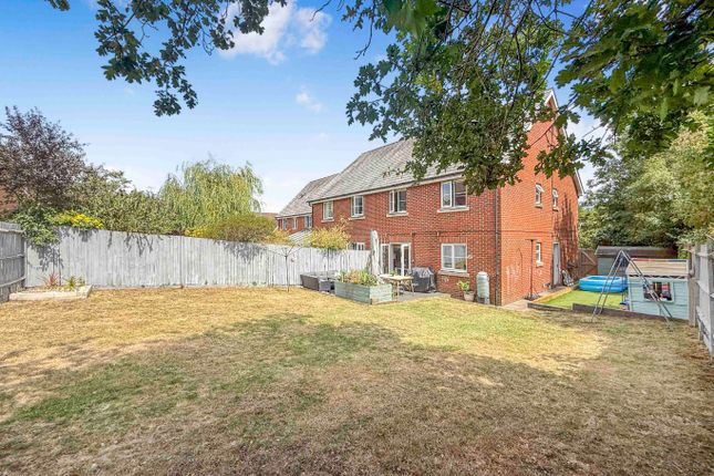 48 Ducketts Mead, Shinfield, Berkshire photo 2