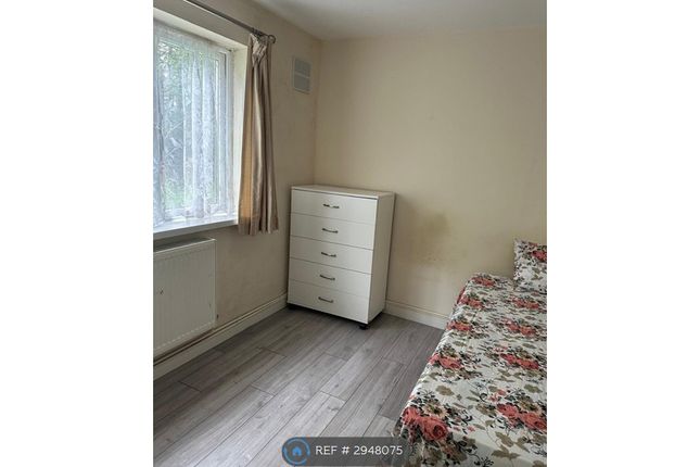 Cambria Close, Hounslow photo 3