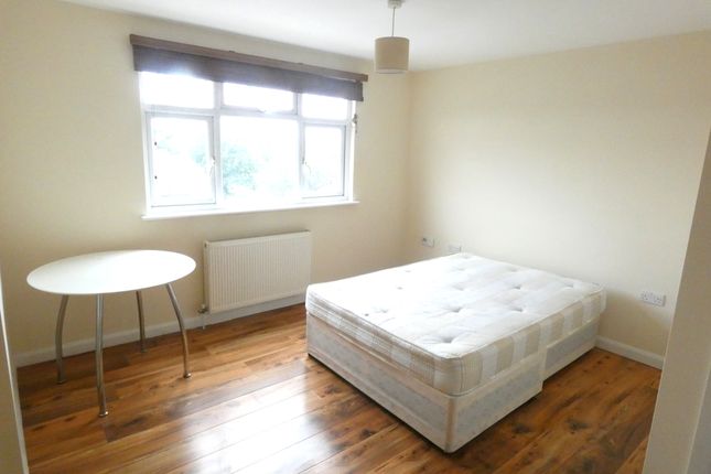 Studio flat on 2 82Barkingside High Street, Barkingside High Street, Barkingside, £1,150/mo
