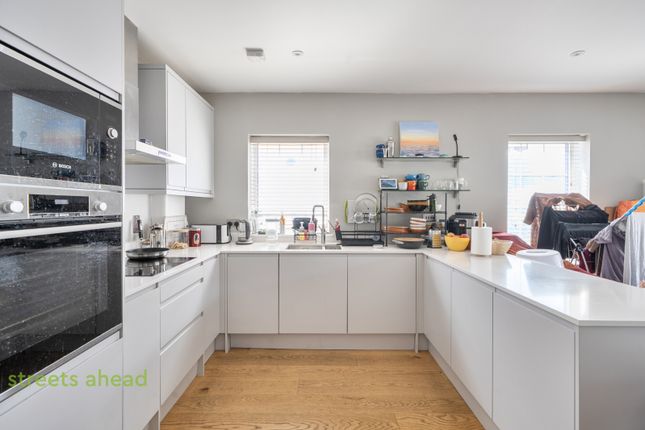 Flat 4, 177, Chipstead Valley Road, Coulsdon photo 4