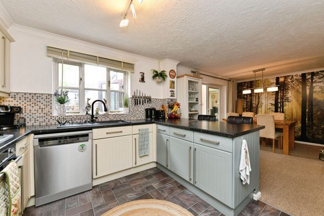 31, Bythebrook, Chippenham photo 4