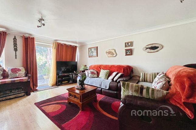 4, Lea Close, Farnham photo 2