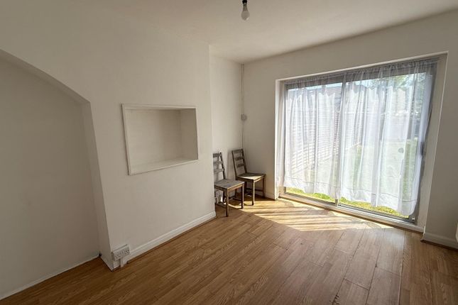 00, Hodder Drive, Greenford photo 3