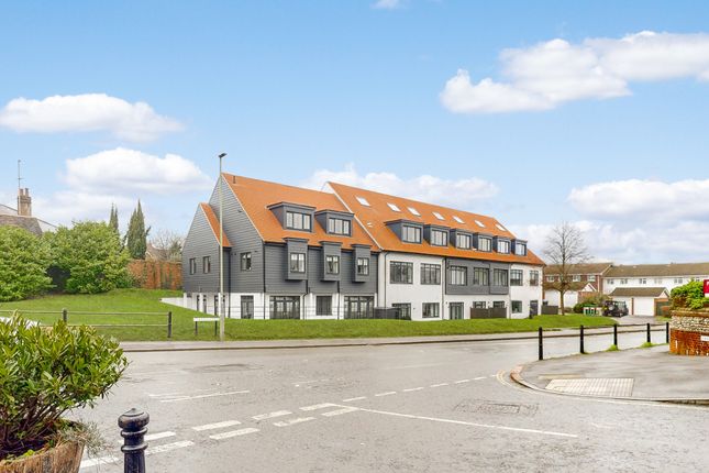 Studio flat on Station Road, DORKING, £1,000/mo