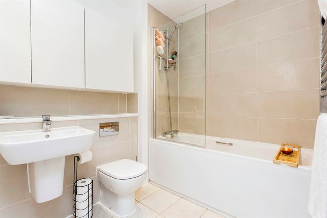 Flat for sale in Summerwood, Ifield, Crawley