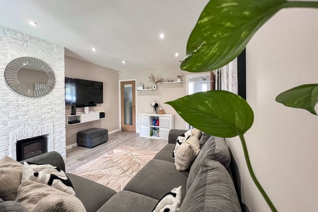 25, Trustons Gardens, Hornchurch photo 4