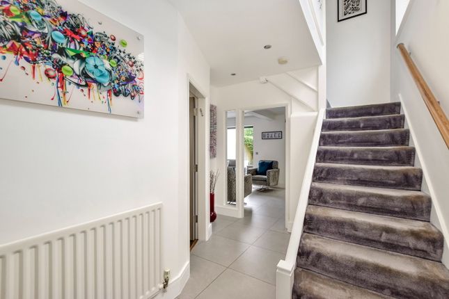 18, Reddings Avenue, Bushey photo 2