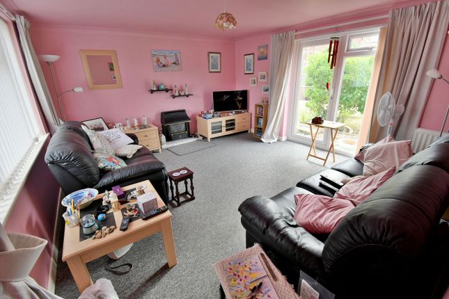 17, Fitzpain Close, Ferndown photo 4