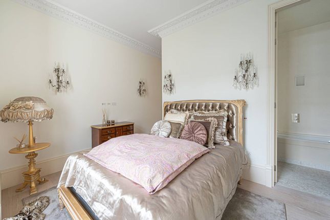 Flat for sale in Fitzjohns Avenue, Hampstead, London