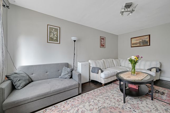 Flat 43 Byron Way, Northolt, London photo 3