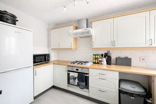 22, Cygnus Gardens, Southampton photo 3