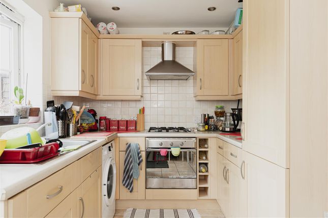 14, Priestlands Close, Horley photo 4